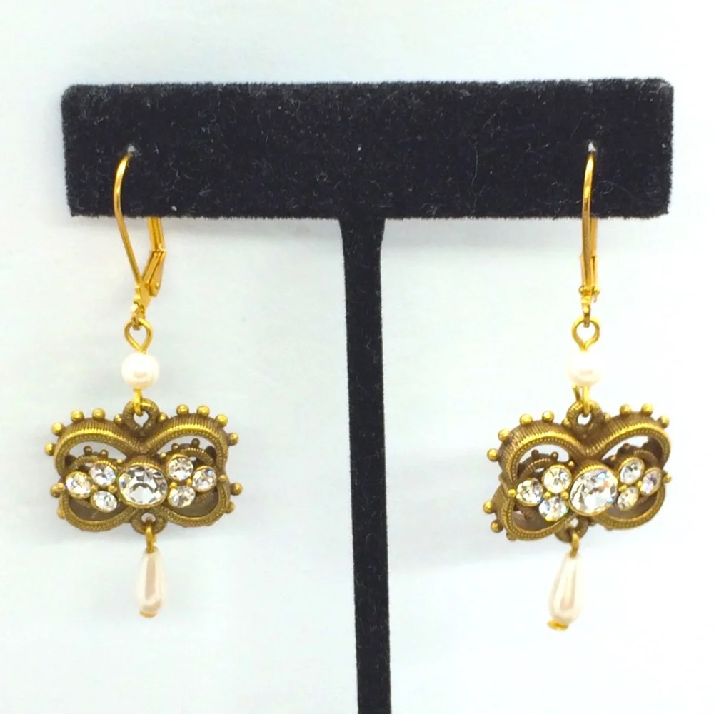 !!SOLD!! VINTAGE 80S FAUX PEARL DROP EARRINGS TEAR DROP RHINESTONE GOLD TONE